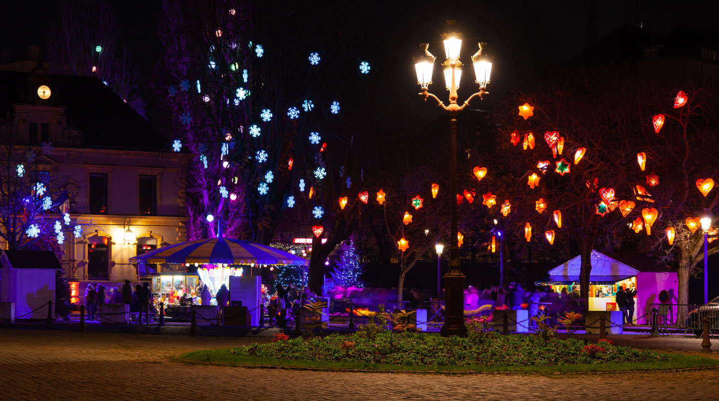 Gros plan sur une guirlande lumineuse LED moderne fixée sur une structure métallique contemporaine avec bokeh lumineux en arrière-plan